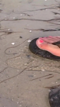 Drei rein natürliche college-süße ziehen am strand blank