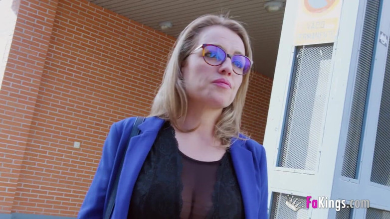 FAKings: 포르노에서 그녀와 그녀의 거유를 위한 기회가 있다는 것을 아는 이혼한 엄마!