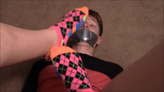 Selfgags femdom bondage: 偷窥的男友变成了一个闻脚的奴隶