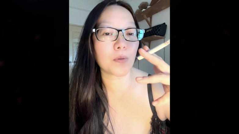 Smoking Asian: Darkside rokende Aziatische Gooning piepend, hoestend, topless milf nodigt je...