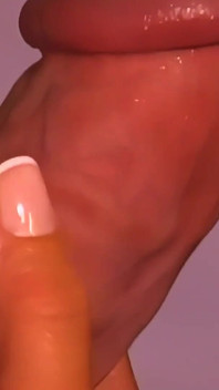 Julia Jones的阴户被舔并调整乳头