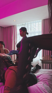 Sissy-schlampe Von 4 Asiatischen Dommes Gepohlt