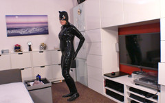 Spike Essex: Anglická MILFka Lisa - Shining My Latex Catsuit