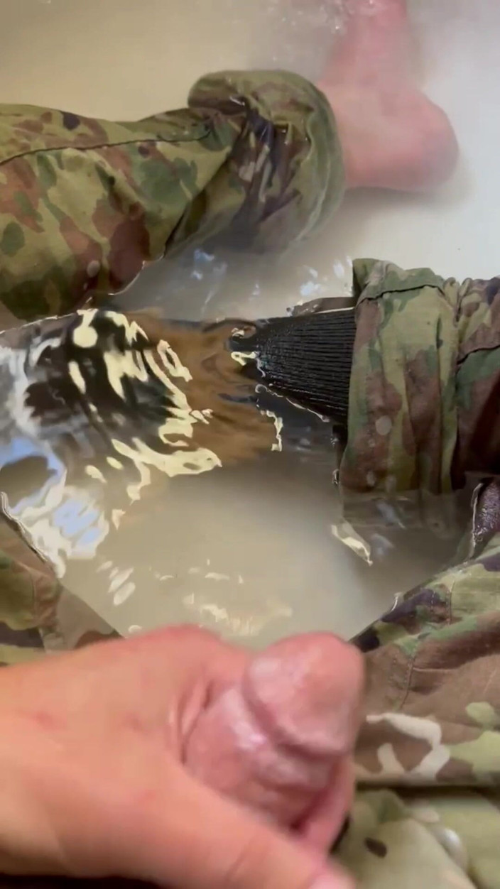 Gay Soldier Stuff: 第一个撒尿视频！观看军队专家穿着制服进入浴缸并开始湿润自己！