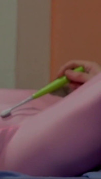 John Ballgagged em um terno rosa é cócegas 2 em 1 versão-pés, pau, mamilos, axilas