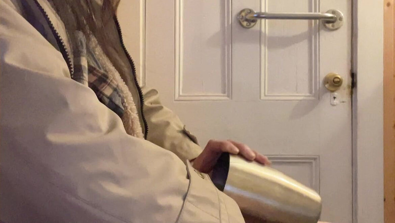 sweethanajapanese: Хана сидить на туалеті, чистить свою волохату пизду