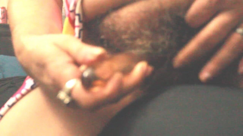 Haydee Rodriguez: La figa pelosa incontra un dildo d'oro