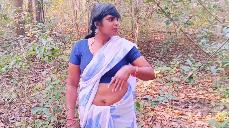 Telugu honey lips: Desi scopata all'aperto nella giungla. Matrigna e figliastro scopano hardcore...
