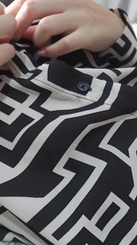 Latina menina brinca com sua barriga e umbigo com os dedos e depois brinca com ele com um Pincel