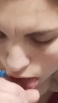 Kåt styvsyster suger sin styvbrors kuk när deras föräldrar lämnar dem ensamma