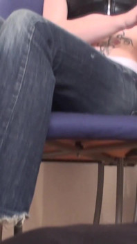 Under Larissas Feet