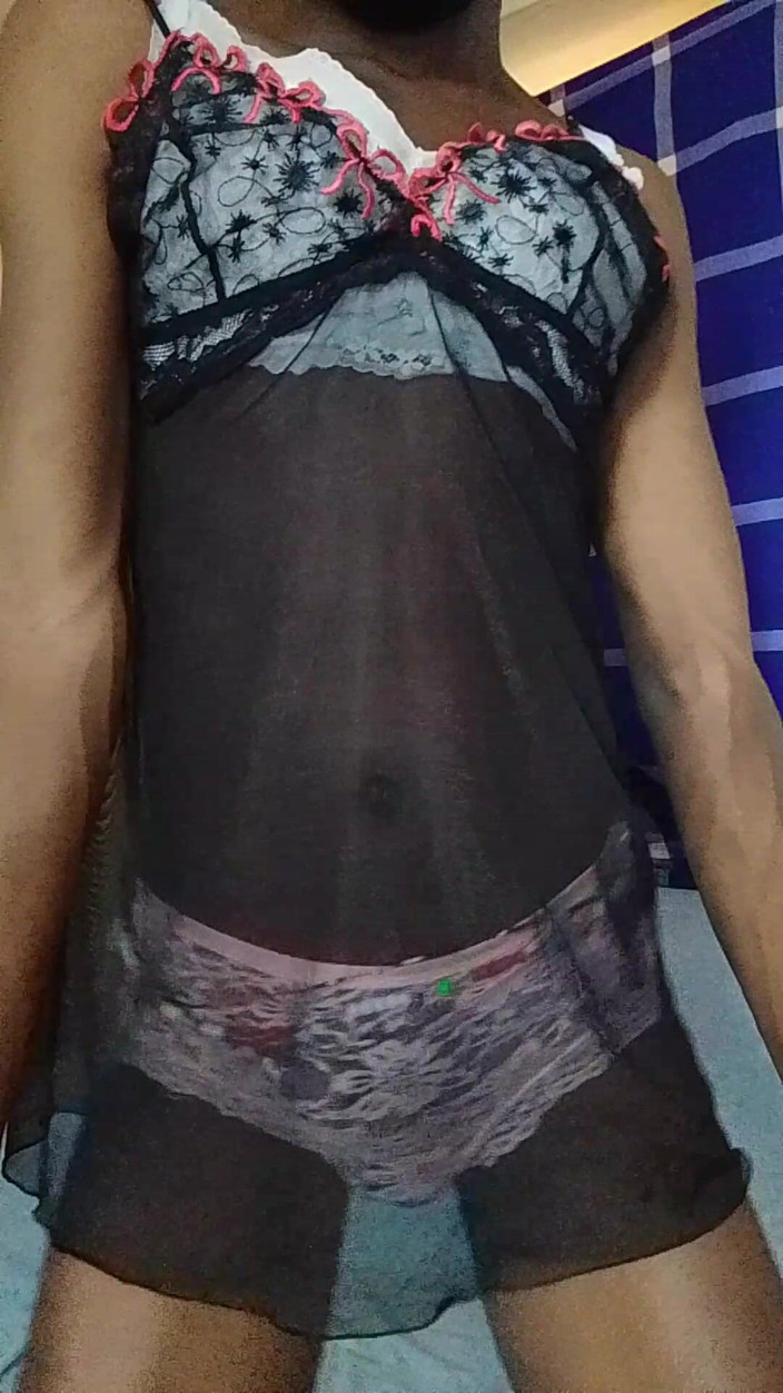 HaitiKing7: Linda mariquita masturba la polla y agarra su culo en...