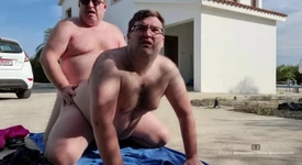 爸爸在户外车道上乱搞男孩