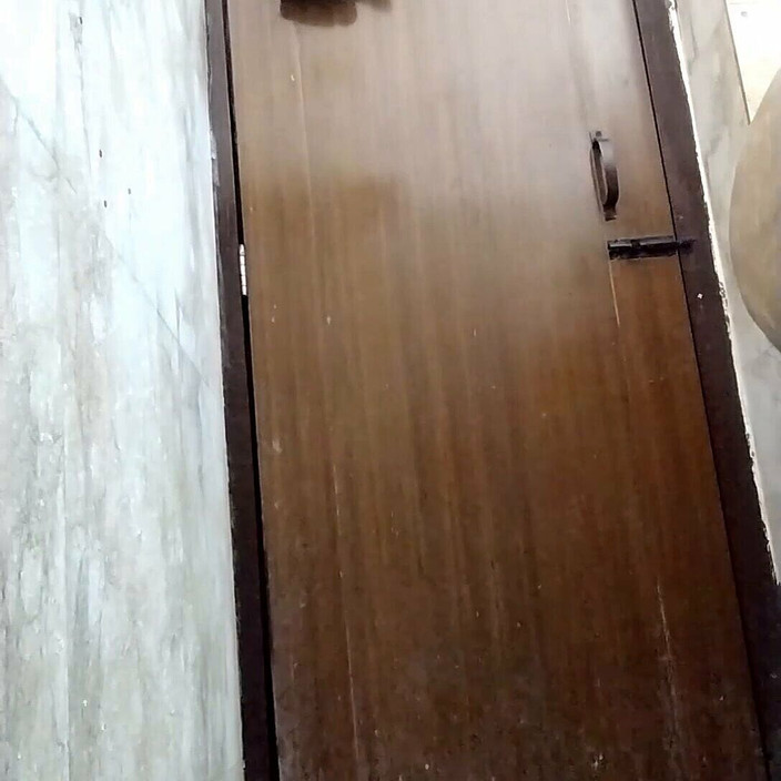 Riyathakur: Riya在浴室里展示她的阴户