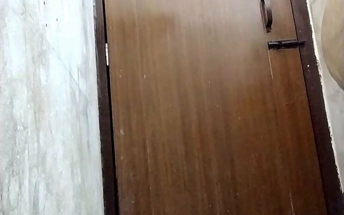 Riyathakur: Riya pamer memek di kamar mandi