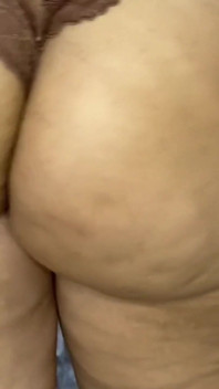 MiLF con un gran culo mostra le sue natiche