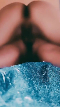 Cowok sange ini lagi asik ngentot sama ayah tirinya sendiri