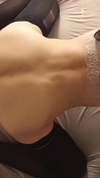 어린 펨보이를 파괴하는 딜도