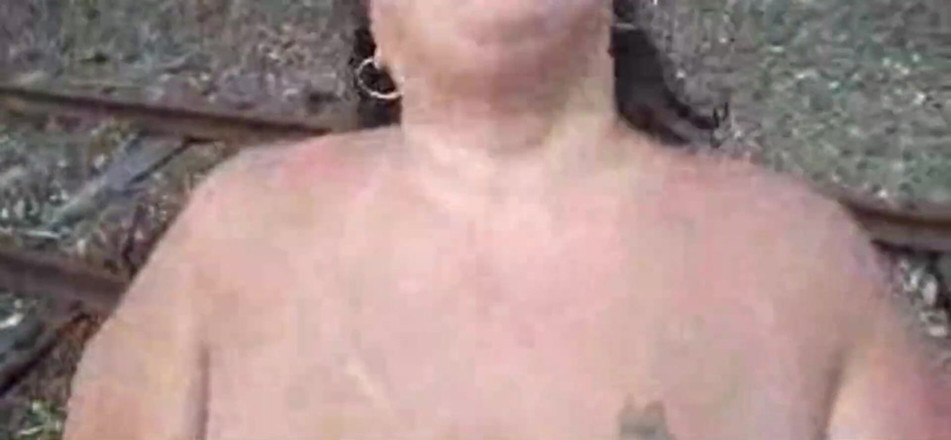 Porn Rap Star: Sugând pula lângă șine