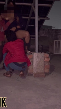 Amcığım kaşınıyor, bu yüzden binamdaki iki oğlan benimle çatıda seks yaptı.