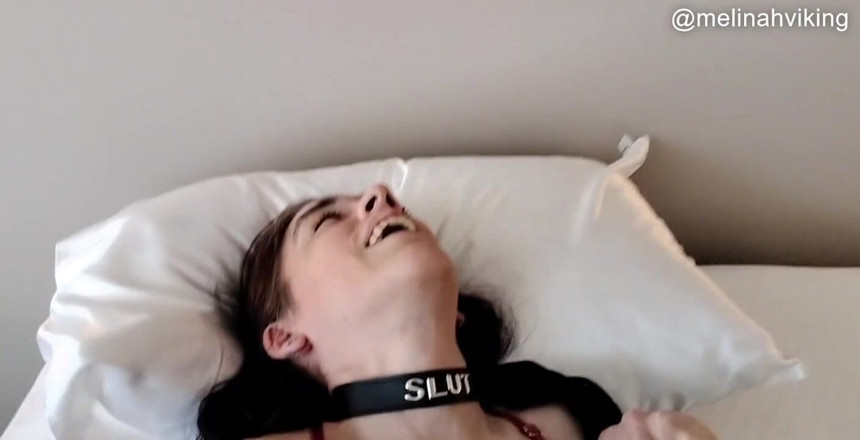 Melinah Viking: Jag får en sensuell smekning i min långa svarta kostym...