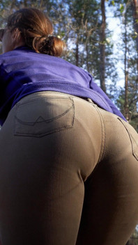 Amateur-MILF in engen jeans neckt ihren engen arsch im wald
