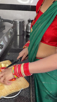 Am zweiten Tag von Komals Hochzeitsnacht kocht ihr schwager Khichadi in der Küche