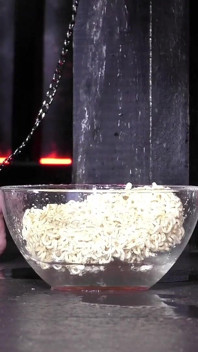 Jantar para escravo: Macarrão instantâneo encharcado com néctar dourado e casca de pés sujos