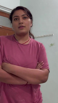 내 큰 이복 여동생은 나에게 화가 났어, 우리는 싱글 침대를 공유, 전체 힌디어 오디오