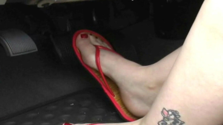 Sexy Amateurz: Menekan pedal gas dalam sandal merah