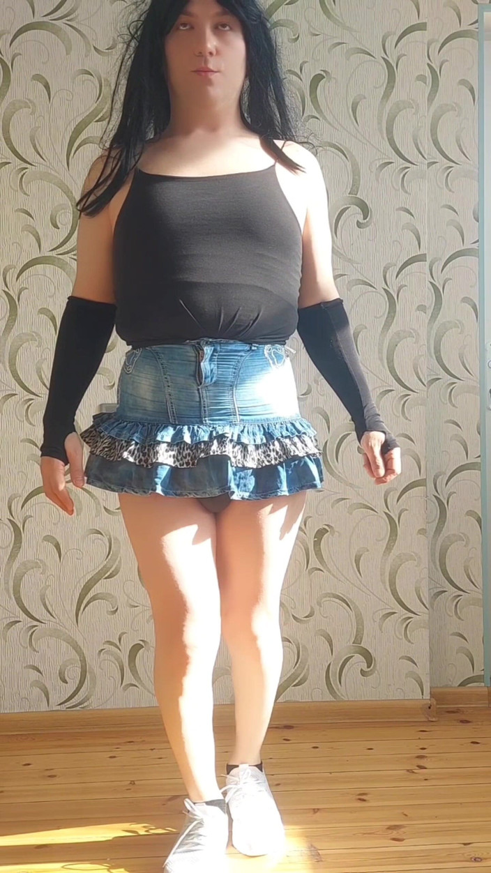 Kitty_Cross: Фембой-чирлидерша с большой попкой ищет большой черный член, группа мужиков хочет встретиться с ними на улице