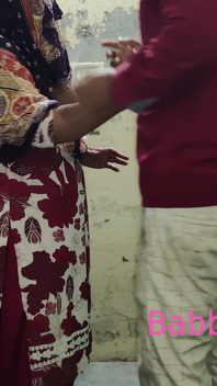Starší švagr ošukal kundičku své mladší švagrové a sliboval, že jí koupí lehengu.