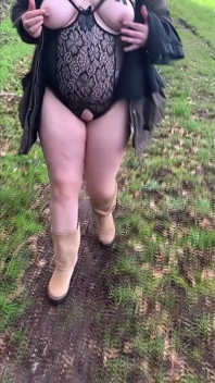 Une esclave se promène dehors presque nue.