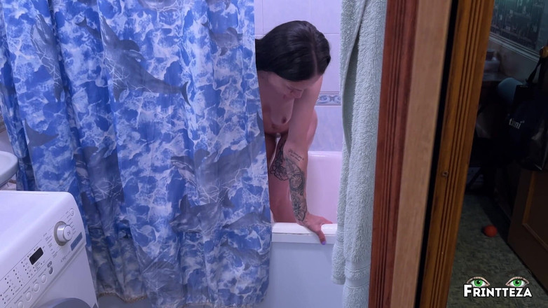 Frintteza: Stepson spia la sua matrigna alla doccia, la matrigna succhia...