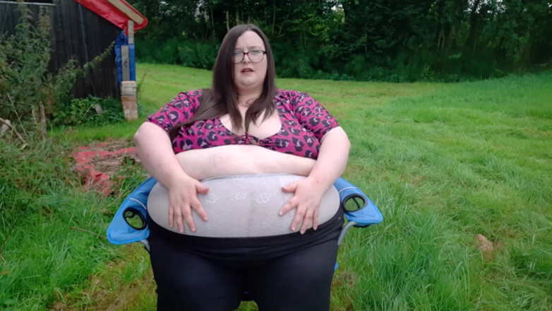 SSBBWLadyBrads: SSBBW, jeu au ventre dans la nature et marche