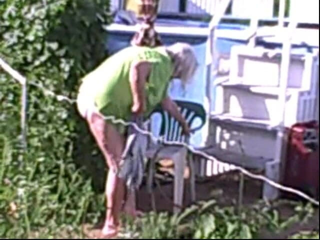 BBW nurse Vicki adventures with friends: Gilf dans le jardin court mais doucement réparatrice