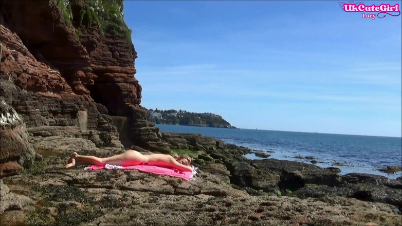 UKCuteGirl Lucy Lauren: Мечта о бондаже на улице - связанная, с кляпом во рту и кульминация на пляже