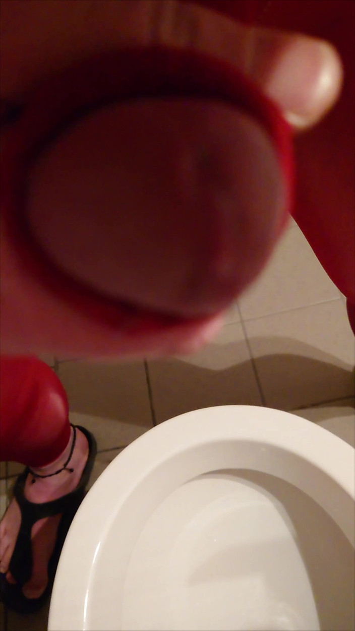 Carmen_Nylonjunge: Пісяти вдома в червоних легінсах з рукавом для пеніса