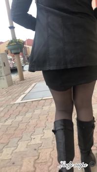 Mini Jupe En Cuir Sans Culotte Et Exhibition En Public