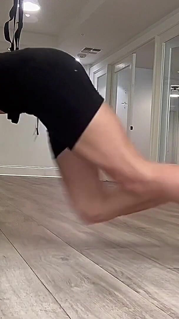 Elaina Button: Skinny fit gym flicka visar dig sina muskler och tränar