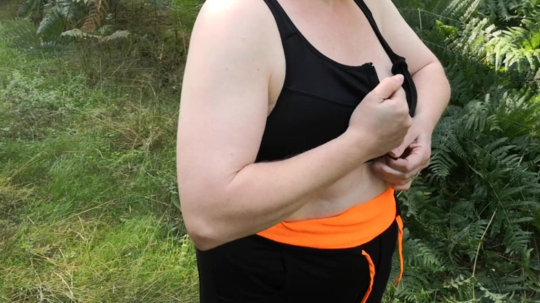 Bouncy Tits Action: Fully naked in outdoor place