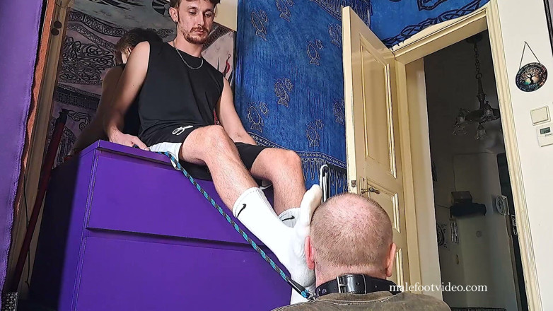 Czech male foot: Dominação judicial adorando as solas gigantes da estrela de basquete...