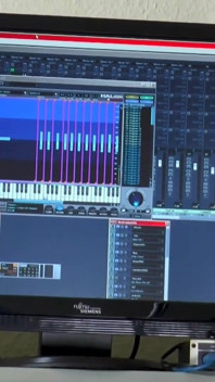 La calda bionda seduce il ragazzo in studio di registrazione e si fa scopare duro la figa