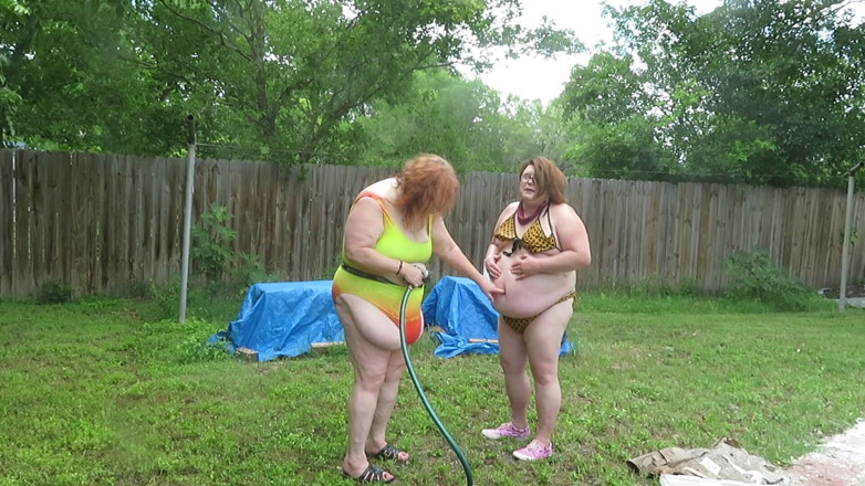 BBW nurse Vicki adventures with friends: ทำความสะอาดของและตัวเองด้วยสายยางฉันกับทอมอวบ Dee Dee