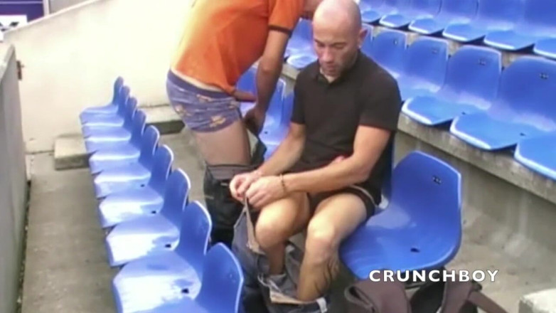 Sneaker gay: 축구 경기장에서 나를 따먹는 직선 아랍인의 놀라운 위험한 exhib
