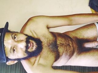 Rock F hairy: Homem exibicionista peludo