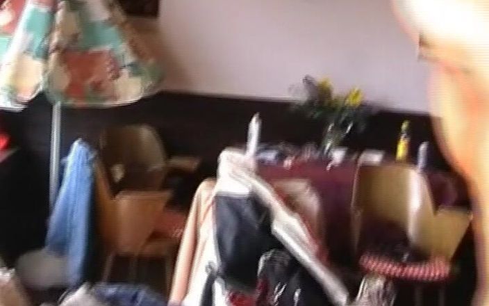 Porno kino: Pelirroja cachonda alemana monta dos pollas gordas