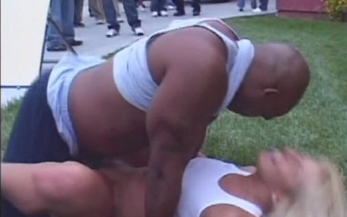 Videos Francaises: Rondborstige Franse babe Ir geneukt