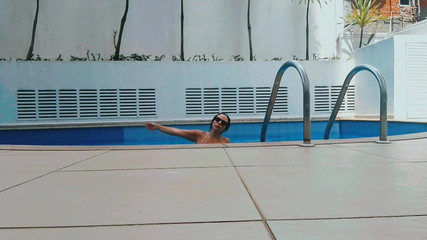 Raquel Cardoso Da Rosa: Entspannung am Pool zu hause