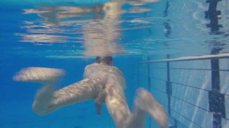 outdoor-fun: 실내 공공 수영장 솔로 노컷 누드 핏 남자 수영
